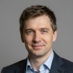 Портрет уверенного российского бизнесмена на нейтральном фоне для сайта электроники автомобилей Mitsubishi