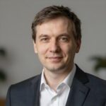 Портрет уверенного российского бизнесмена на нейтральном фоне для сайта запчастей электроники Mitsubishi